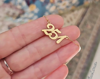 Złoty naszyjnik z numerem kierunkowym: spersonalizowana zawieszka z numerem, platerowany 18-karatowym złotem