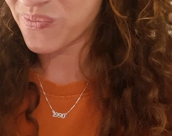 Mały naszyjnik ze srebra próby 925 z cyfrą: niestandardowy wisiorek z rokiem i kodem pocztowym
