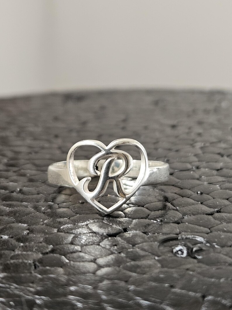 Anillo con una letra en el corazón - Etsy España