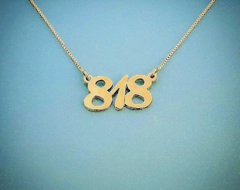 Naszyjnik z numerem kierunkowym platerowany 18-karatowym złotem: Spersonalizowana biżuteria z rodzinnego miasta