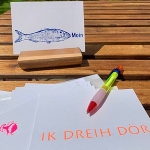 Postkarten mit Fisch Moin in Neonfarben aus recyceltem Papier
