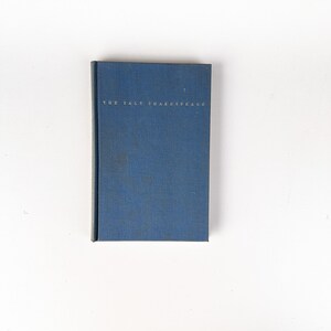 Pode incluir: Um livro de capa dura azul com o título "The Yale Shakespeare" impresso em branco na lombada.