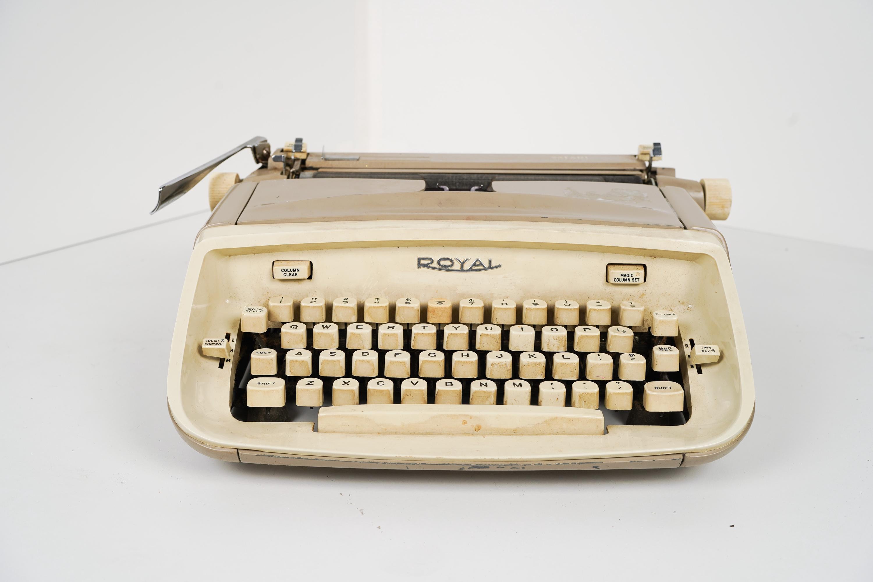 1960s Royal Safari Deluxe Portable Typewriter in Working Condition