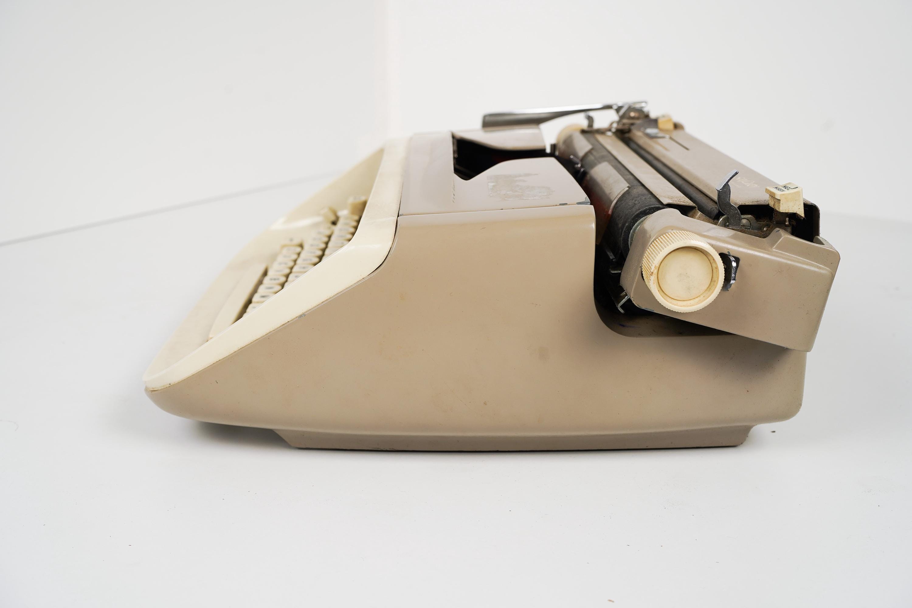 1960s Royal Safari Deluxe Portable Typewriter in Working Condition