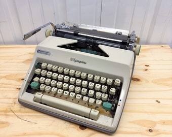 1960s Olympia De Luxe SM9 Portable Typewriter in Working Condition With Case