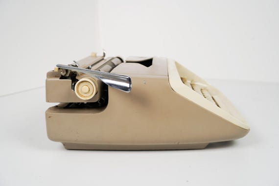 1960s Royal Safari Deluxe Portable Typewriter in Working Condition