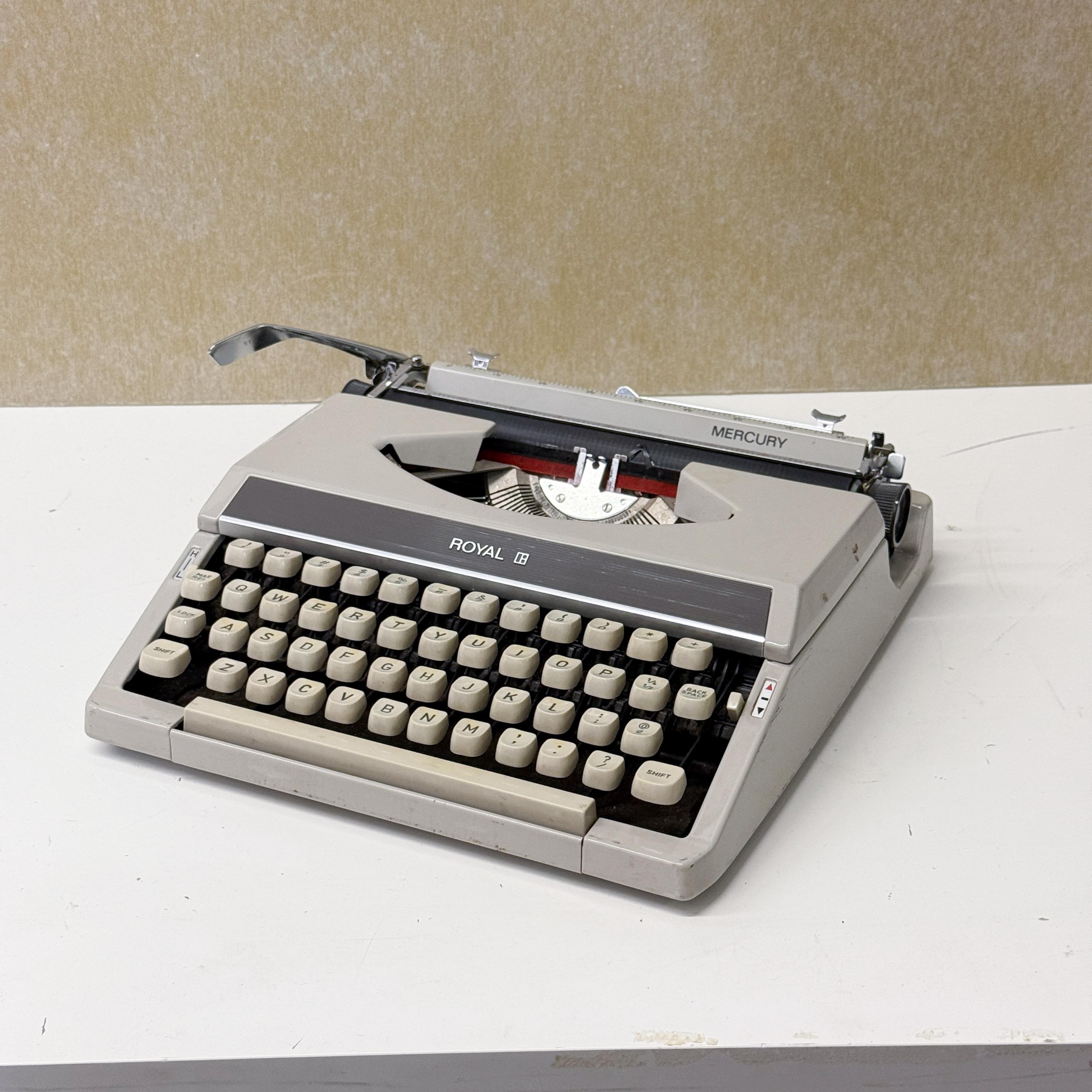 1970s Royal Mercury Portable Manual Typewriter in Working Condition