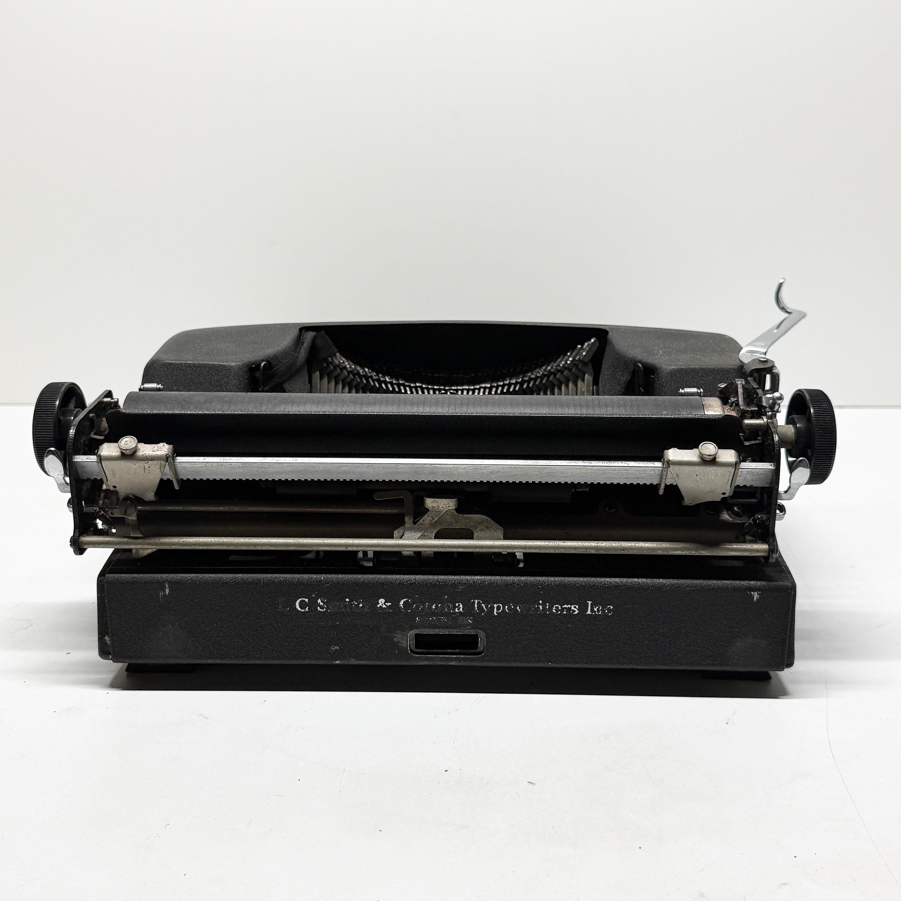 1940年代のコロナスタンダードポータブルタイプライター（ケース付き