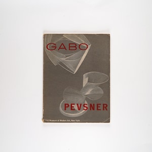 以下が含まれることがあります： グレーの表紙に赤い文字で「Gabo Pevsner」と書いてある本。表紙の下には「The Museum of Modern Art, New York」と印刷されている。