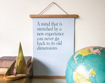 Una mente expandida por una nueva experiencia jamás podrá recuperar sus antiguas dimensiones. Impresión inspiradora con cita de pared.