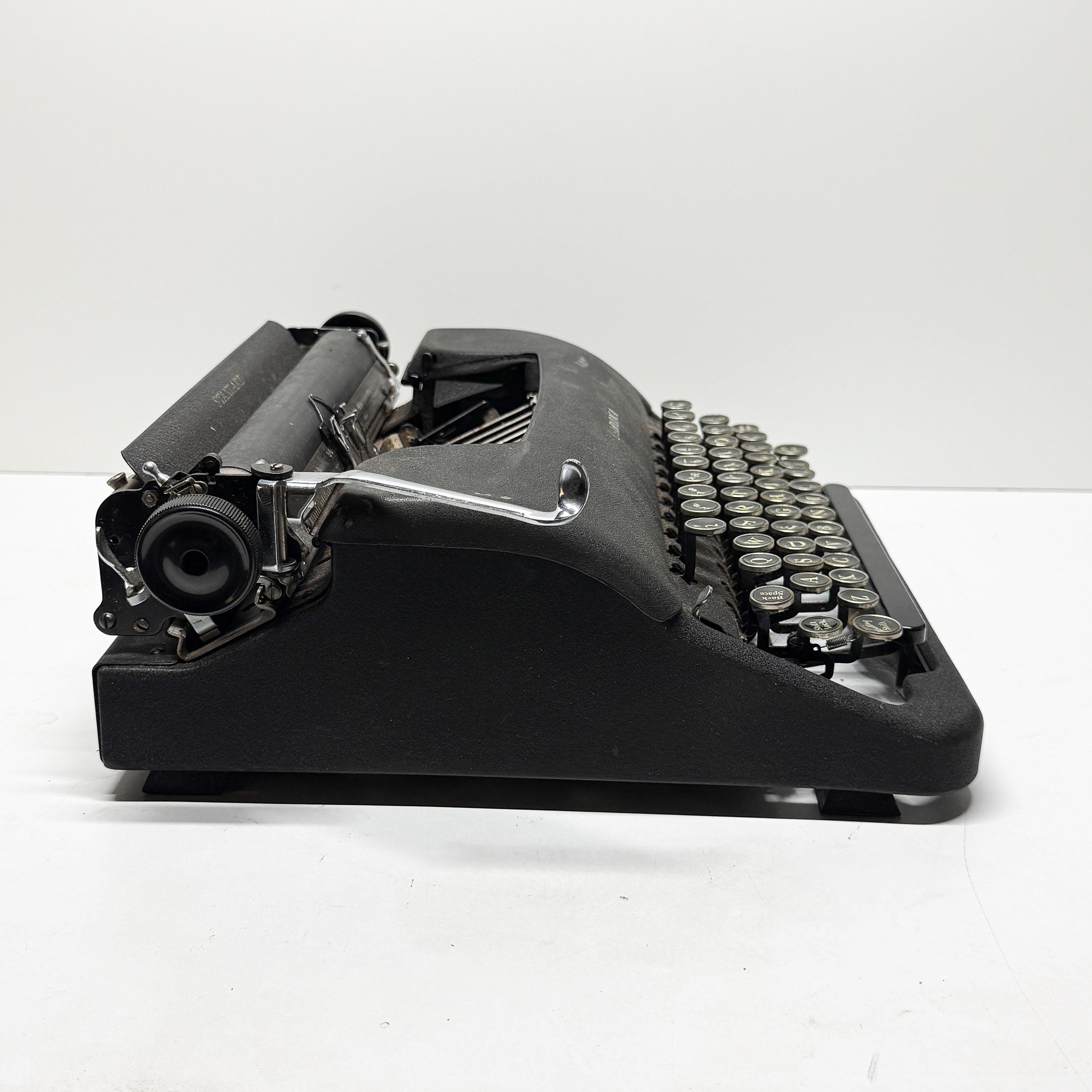 1940年代のコロナスタンダードポータブルタイプライター（ケース付き