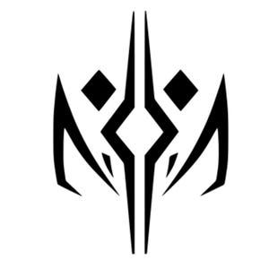 Peut inclure: Un motif graphique noir symétrique sur fond blanc. Le design présente des formes angulaires et pointues, dont des éléments en forme de losange et de flèche, créant un emblème abstrait stylisé. L'esthétique générale est moderne et audacieuse.