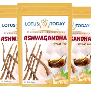 Może przedstawiać: Trzy złote torebki herbaty ziołowej Ashwagandha. Torebki mają białą etykietę z napisem &bdquo;LOTUS TODAY&rdquo; i &bdquo;Natural Goodness&rdquo;. Etykieta zawiera r&oacute;wnież napis &bdquo;ASHWAGANDHA Herbal Tea&rdquo; oraz ilustrację herbaty i imbiru.