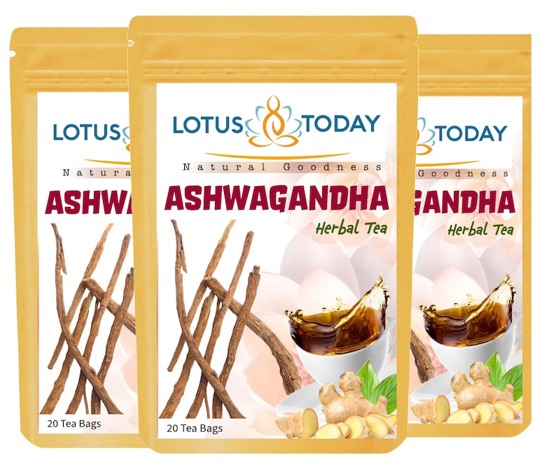 Może przedstawiać: Trzy złote torebki herbaty ziołowej Ashwagandha. Torebki mają białą etykietę z napisem &bdquo;LOTUS TODAY&rdquo; i &bdquo;Natural Goodness&rdquo;. Etykieta zawiera r&oacute;wnież napis &bdquo;ASHWAGANDHA Herbal Tea&rdquo; oraz ilustrację herbaty i imbiru.