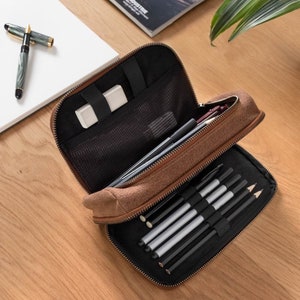 Astuccio XL molto grande, 2 scomparti, realizzato in pelle di bufalo, marrone cognac, modello 020