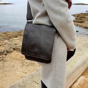 Bolso bandolera 428, talla M, retrato A4, compartimento acolchado para tabletas, cuero napa, marrón