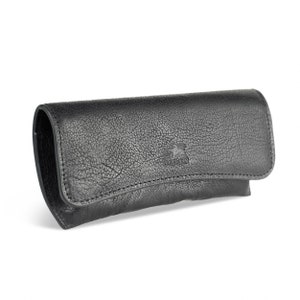Può includere: Un astuccio in pelle nera per occhiali con un piccolo logo in rilievo.