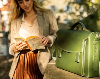 Briefcase Woman: Premium briefcase / teacher bag size L made out of leather, bright cherry red