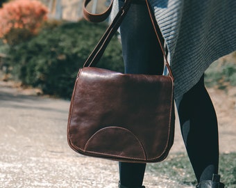 Women‘s Handbag / Shoulder Bag in a Retro Look, Size M, Oiled Leather, 577 Chestnut Brown