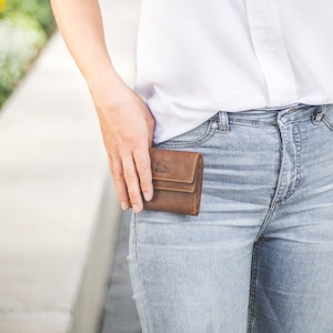 Geschenk-Idee: Kleine Geldbörse / Portemonnaie in Größe S für Damen, in Braun, Schwarz, Personalisierung möglich, 35250