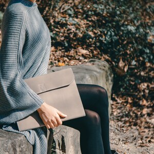 Idée cadeau: Dossier de documents A4 / dossier en cuir pour femmes et hommes, cuir de buffle, gris, personnalisable, 1040
