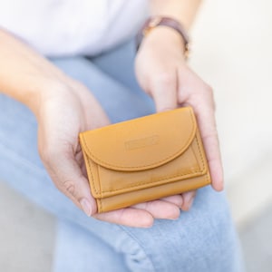 Kleine Geldbörse / Mini Portemonnaie, Größe XS, Leder, in Grün, Rot, Türkis-Blau, Curry-Gelb, Schwarz, Personalisierung möglich, 31105