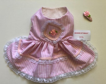 Vestido rosa para perro: traje para razas pequeñas con broche de flor en la cabeza