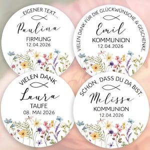 Könnte beinhalten: Vier weiße runde Aufkleber mit floralen Rändern und personalisiertem Text. Die Aufkleber enthalten Namen, Daten und Veranstaltungstitel wie "Firmung" und "Kommunion". Die floralen Ränder zeigen bunte Wildblumen.