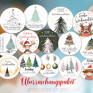 Könnte beinhalten: Eine Sammlung runder Aufkleber mit verschiedenen weihnachtlichen Illustrationen wie stilisierten Tannenbäumen, Rentieren und Christbaumkugeln. Jeder Aufkleber zeigt den deutschen Text Frohe Weihnachten, teilweise ergänzt durch den Zusatz & ein gutes neues Jahr.