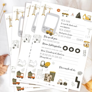 Könnte beinhalten: Ein Stapel Kinder-Aktivitätsblätter mit Illustrationen zum Thema Bau. Die Blätter zeigen Zeichnungen von Baufahrzeugen, Kränen und Gebäuden mit Text auf Deutsch. Die Blätter sind weiß mit orangefarbenen, gelben und grauen Akzenten.
