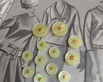 3 boutons vert citron et lettres dorées, bouton vert, bouton vert et doré, bouton vert veste, bouton manteau, bouton vintage, bouton citron vert