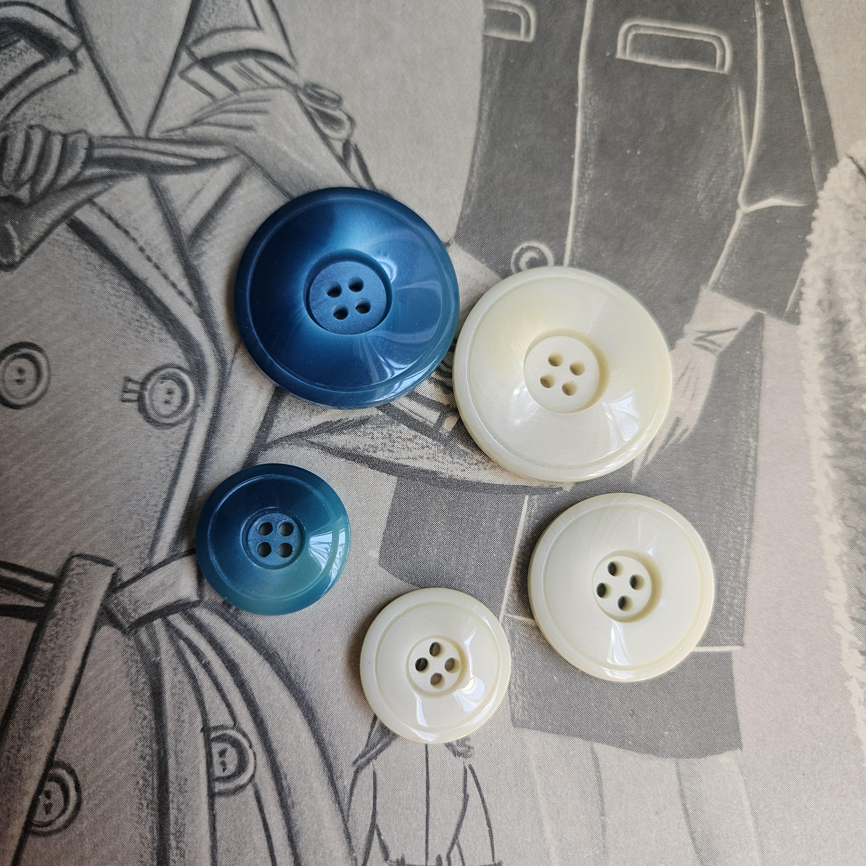 3 Pulsanti con rientranza perimetrale e onda trasversale, pulsante bianco, pulsante blu, pulsante cappotto blu, pulsante cappotto bianco, pulsanti