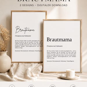 Puede incluir: Dos impresiones artísticas enmarcadas con la palabra "Brautmama" en escritura negra y fuentes sans-serif. Las impresiones están en marcos de madera y se muestran sobre una superficie blanca. Las impresiones también incluyen texto en alemán. Un jarrón con flores secas y una vela están en primer plano.