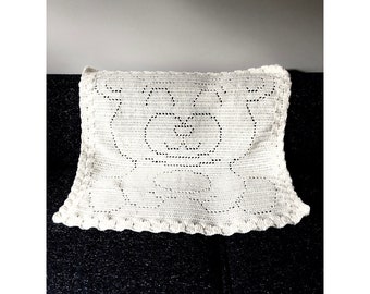 Modello coperta per neonato a filet all'uncinetto Copertina per neonato all'uncinetto Modello digitale Regalo per neonato “Teddy Bear”.