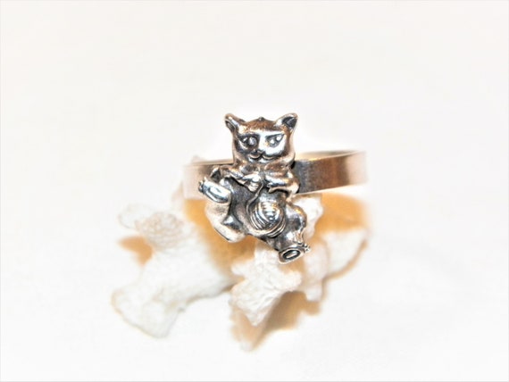Sterling Silver Cat Ring, Playing with Yarn, Size… - image 2
