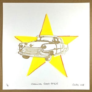 Könnte beinhalten: Ein gelber Stern mit rotem Rand, in dem sich eine weiße Silhouette eines Oldtimer-Cadillacs befindet. Der Text "Cadillac Cuba-Style" und "Chris 2018" steht unter dem Stern.