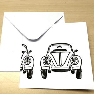 Op de afbeelding: Zwart-witte illustratie van twee vintage Volkswagen Kever. De Kevers zijn naar voren gericht met hun koplampen zichtbaar.