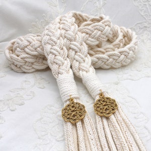 Handfasting Schnur Goldene Krawatte Schlichtes Elfenbein mit einem Hauch von Metallic Gold Hochzeit Seil mit Auswahl von Anhängern Traditionell Keltisch With Celtic Knots