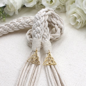 Handfasting Schnur Goldene Krawatte Schlichtes Elfenbein mit einem Hauch von Metallic Gold Hochzeit Seil mit Auswahl von Anhängern Traditionell Keltisch With Triquetras