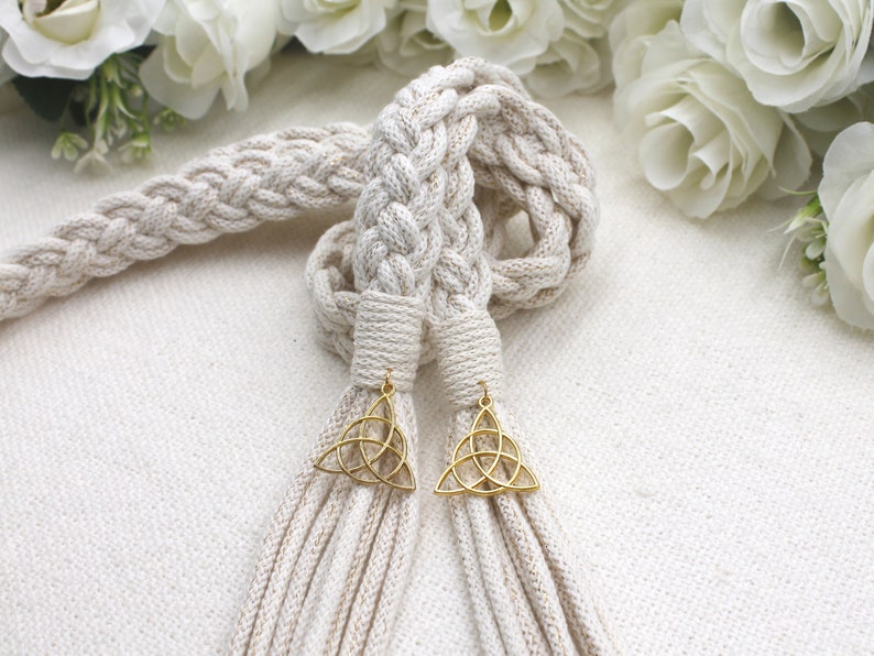 Handfasting Schnur Goldene Krawatte Schlichtes Elfenbein mit einem Hauch von Metallic Gold Hochzeit Seil mit Auswahl von Anhängern Traditionell Keltisch With Triquetras