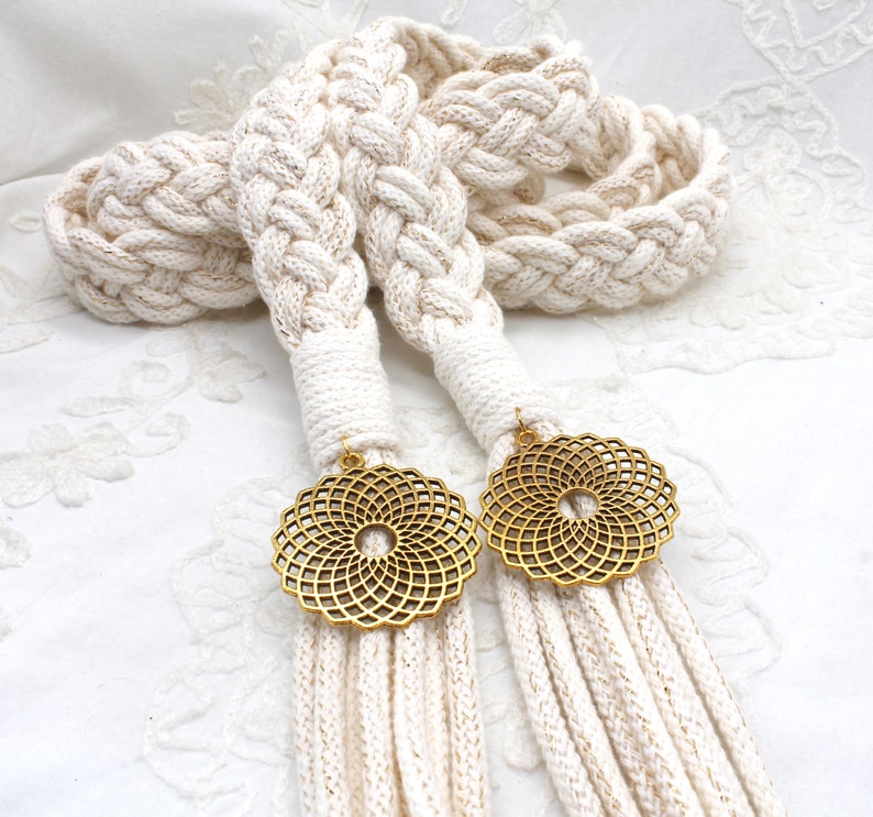 Handfasting Schnur Goldene Krawatte Schlichtes Elfenbein mit einem Hauch von Metallic Gold Hochzeit Seil mit Auswahl von Anhängern Traditionell Keltisch With Sacred Flowers