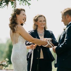 Handfasting Schnur Goldene Krawatte Schlichtes Elfenbein mit einem Hauch von Metallic Gold Hochzeit Seil mit Auswahl von Anhängern Traditionell Keltisch Bild 10