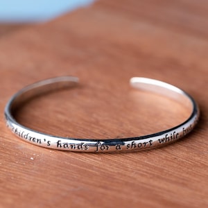 SUVANI Pulsera de plata de ley con grabado "Una madre sostiene las manos de sus hijos por un rato pero sus corazones para siempre"
