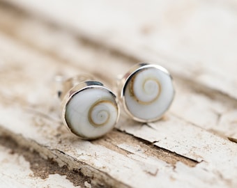 SUVANI Små örhängen i sterlingsilver med naturliga vita Shiva-ögon och snäckskal, runda stolpar, 7 mm