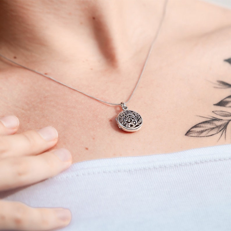 18\u201d 925 Oxidized Sterling Silver Open Filigree Vintage Flower Vine Round Locket Pendant Necklace