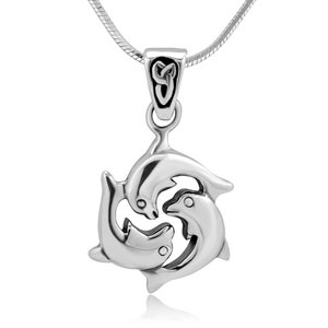 Könnte beinhalten: Sterling-Silber-Kette mit einem keltischen Knoten-Anhänger mit drei ineinander verschlungenen Delfinen. Die Delfine sind nach außen gerichtet und bilden ein kreisförmiges Design.