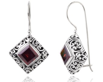 Pendientes colgantes cuadrados de gancho SUVANI de plata de ley con filigrana, inspirados en Bali, con gema de granate rojo, de 1,3 pulgadas.