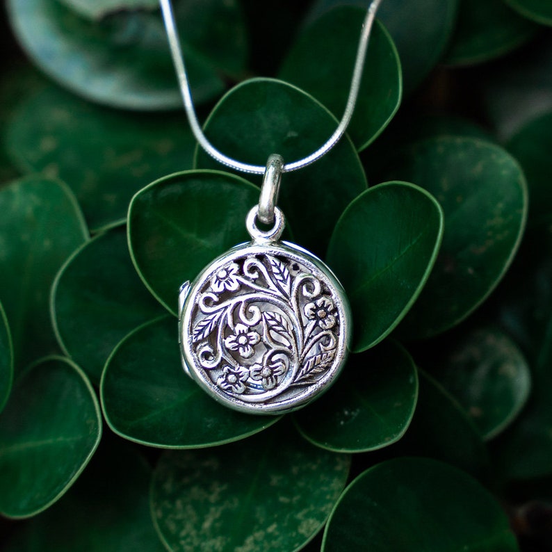 18\u201d 925 Oxidized Sterling Silver Open Filigree Vintage Flower Vine Round Locket Pendant Necklace