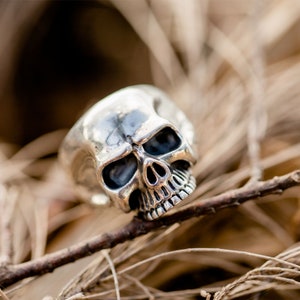 SUVANI Sterling Silver Vintage Gothic Skull Head Band Ring Men Women Unisex Size 9, 10, 11