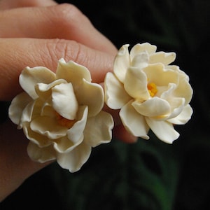 Pfingstrose Ohrstecker, wunderliche Hochzeit Ohrringe. Minimalistische Ohrringe mit Blume